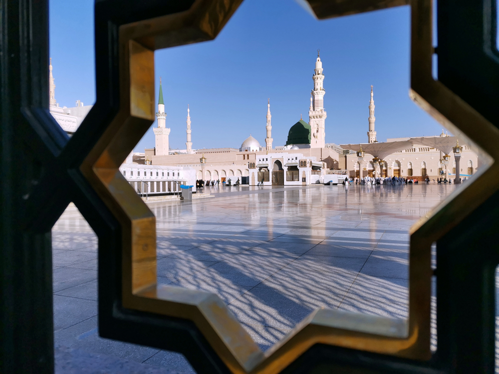 الخروج من المسجد بعد الأذان