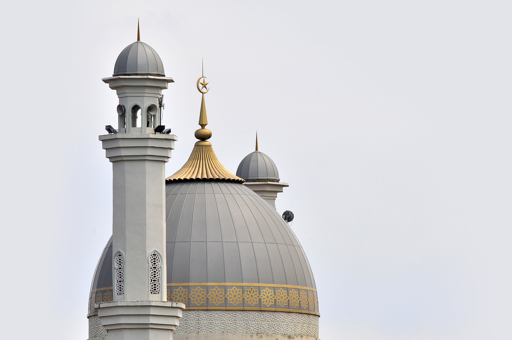 إتمام الأذان من واحد