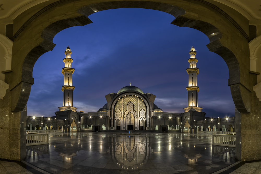 التساهل في متابعة الأذان